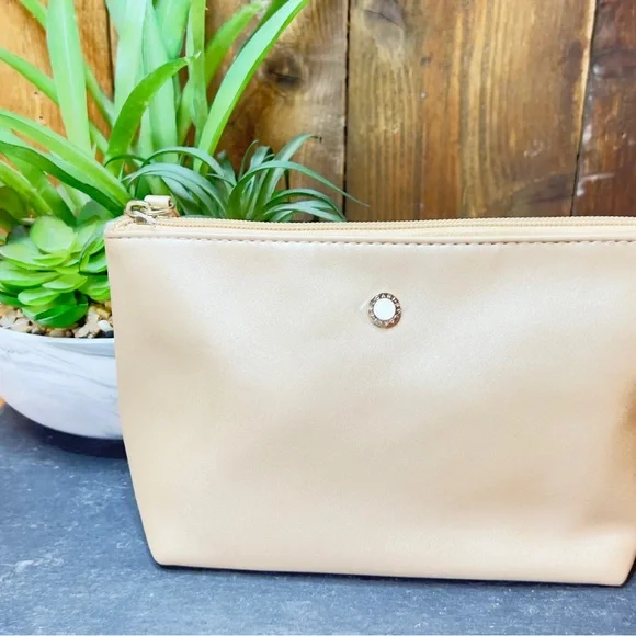 COPY - Emirates Airlines amenity kit by bvlgary - Picture 2 of 5